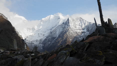 Gleitender-Schuss-Von-Himalaya-bergen-Von-Einem-Dorf-In-Nepal