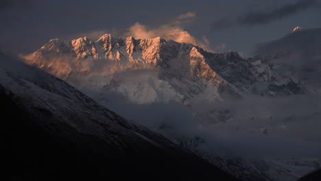Schwenk-Auf-Den-Berg-Lhotse-Bei-Sonnenuntergang-Im-Himalaya-Von-Nepal