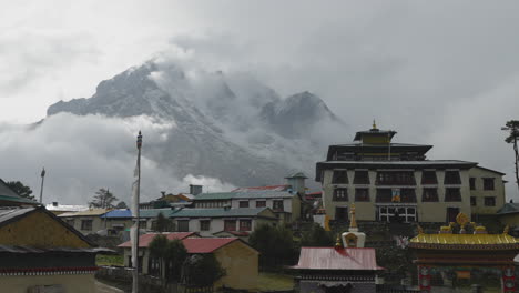 Pueblo-De-Tengboche-Con-Monasterio-En-El-Himalaya-De-Nepal