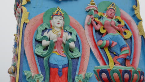 Detalle-Primer-Plano-En-Movimiento-De-La-Puerta-Del-Monasterio-En-Nepal
