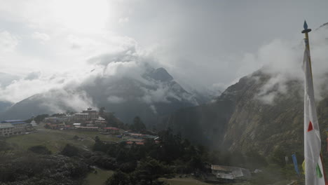 Kameraschwenk-Von-Einem-Berg,-Der-Das-Dorf-Tengboche-Im-Himalaya-Von-Nepal-Zeigt