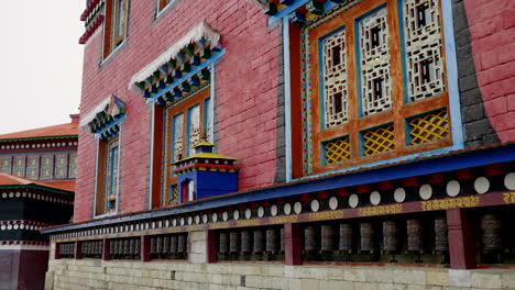 Detail-Gleitende-Aufnahme-Von-Farbenfrohen-Geld-Im-Himalaya-Von-Nepal