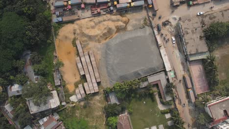 Almacén-De-Materiales-De-Construcción-Al-Aire-Libre-Con-Vista-De-Arriba-Hacia-Abajo,-Almacenamiento-De-Arena-Y-Piedra,-Dhaka