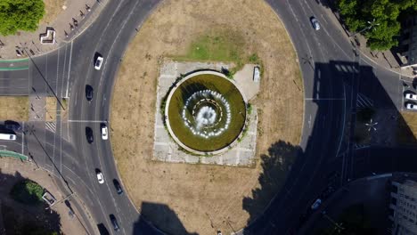 Berliner-uses-fountain-as-swimming-pool