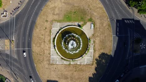 Nadando-En-Una-Fuente-Pública-En-La-Rotonda