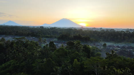 Selva-Tropical-Y-Pueblo-Balinés-Con-Vista-A-La-Montaña-Al-Atardecer-En-Bali,-Indonesia