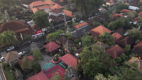 Vista-Aérea-Del-Icónico-Palacio-De-Ubud-Y-Sus-Alrededores-En-Bali,-Indonesia-Durante-El-Día