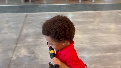 Exotisches-Zweijähriges-Afrikanisch-europäisches-Kind,-Das-Absolut-Glücklich-Ist,-Sein-Erstes-Skateboard-Zu-Fahren