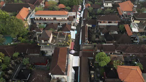 Vista-Desde-Arriba-De-La-Calle-Estrecha-Bordeada-De-Casas-Tradicionales-En-Bali,-Indonesia