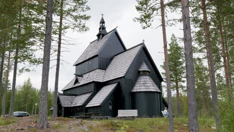 Tiro-Inclinado-De-La-Antigua-Iglesia-En-Medio-Del-Bosque-En-El-Distrito-De-Innlandet-En-Noruega