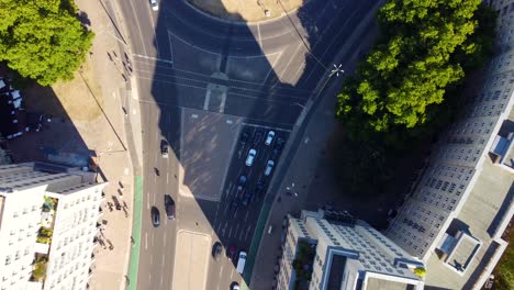 Stalin-Russisch-Architektur-Perfekt-Luftaufnahme-Flug-Vogelperspektive-Drohne-Vertikal-9:16-Von-Berlin-Strausberger-Platz-Brunnen-Deutschland-Am-Sommernachmittag-August-2022-Marnitz-4k-Filmisch-Von-Oben