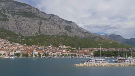 Establishing-shot-of-Makarska-Harbour-on-a-sunny-summer-day,-Croatian-Riviera