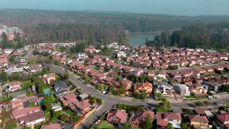 Luftaufnahme-Von-ähnlichen-Häusern-Einer-Eigentumswohnung-Mit-Einer-Großen-Lagune-Im-Hintergrund