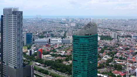 Moderne-Wohn--Und-Geschäftsskyline-Gegen-Dichte-Städtische-Häuser-In-Jakarta