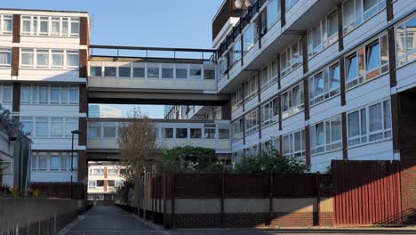 Einspielung-Von-Gehweg-Und-Wohnungen-In-Einer-Sozialsiedlung-Im-Osten-Londons