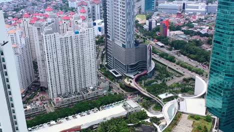 Antenne-Eines-Asiatischen-Hochhauses-Und-Wohnwohnungen-In-Der-Nähe-Einer-Autobahn-In-West-Jakarta