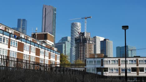 Blick-Auf-Die-Sozialsiedlung-Im-Osten-Londons-Mit-Der-Skyline-Von-Canary-Wharf-Im-Hintergrund