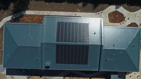 Luftaufnahme-Von-Oben-Nach-Unten-Photovoltaikmodule-Auf-Blauem-Dach,-Wohnhaus