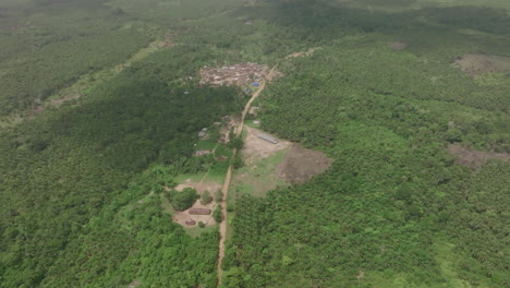 Breite-Rotierende-Luftaufnahmen-Eines-Kleinen-Dorfes-Im-Ländlichen-Sierra-Leone,-Afrika