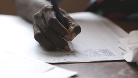 Lehrer-In-Sierra-Leone-Mit-Blick-Auf-Die-Noten