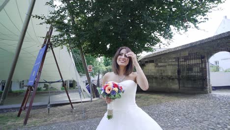 Lächelnde-Braut-An-Ihrem-Hochzeitstag