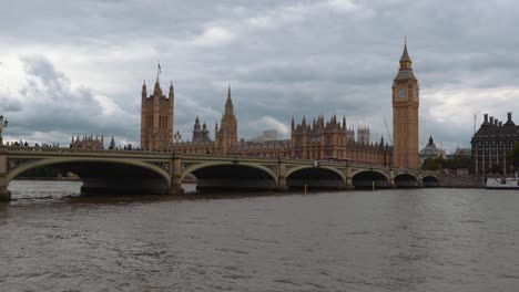 Houses-Of-Parliament-Und-Die-City-Of-Westminster-Bridge,-Big-Ben,-Castle,-Abbey-Und-Themse-In-London,-England-Im-Jahr-2022-Mit-Fliegenden-Vögeln