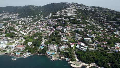 Tropische-Immobilien-An-Der-Exotischen-Ozeanküste-Von-Acapulco,-Mexiko