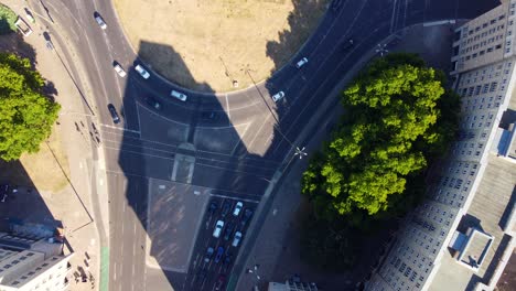 Autos-C-Um-Den-Kreisverkehr-Herum