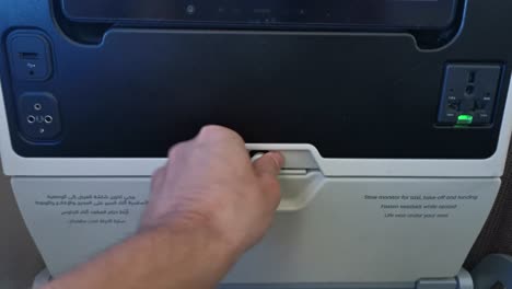 Pov-Klappen-Eines-Tabletttisches-In-Einem-Flugzeug-Mit-Einer-Hand