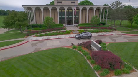 Aerial-Drone-shot-of-the-LDS-Visitor-center-in-Independence,-Missouri-with-the-Church-of-Christ,-Community-of-Christ,-Remnant-and-The-Church-of-Jesus-Christ-of-Latter-day-Saints