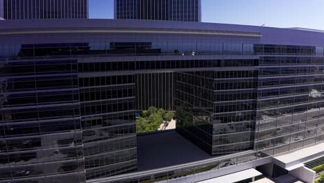 Panning-Luftaufnahme-Eines-Glasgebäudes-Mit-Abstrakter-Architektur-In-Century-City,-Kalifornien