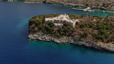 Fantastische-Kreisförmige-Luftaufnahme-Aus-Mittlerer-Entfernung-über-Der-Burg-Von-Porto-Palermo-In-Albanien-Und-Visualisierung-Der-Wunderschönen-Landschaft-Und-Des-Intensiv-Blauen-Meeres