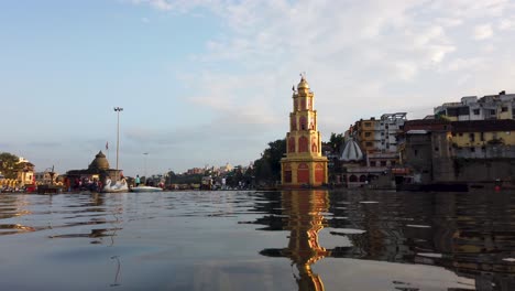 Sri-Yashwant-Maharaj-Samadhi-Hindutempel-Mit-Reflexion-Im-Gandhi-Sagar-See,-Ramkund,-Nashik,-Indien