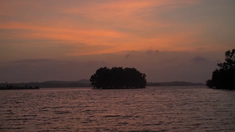 Silhouette-Von-Bäumen-Inmitten-Des-Vaitarna-Sees-In-Der-Abenddämmerung