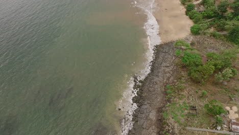 Luftaufnahmen-Von-Meereswellen,-Die-Gegen-Die-Felsen-Und-Den-Strand-An-Der-Küste-Von-Sierra-Leone-Schlagen