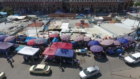 Eine-Luftaufnahme-Der-Stadt-Erbil-Mit-Der-Alten-Zitadelle-Von-Erbil-Und-Dem-Garten-Gegenüber-Dem-Schloss-Mit-Wasserfontänen-Und-Dem-Beliebten-Markt-4