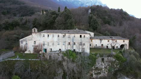 Video-Aéreo-De-Un-Convento-Embrujado-Y-Abandonado-En-Sicignano,-Italia