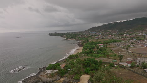 Luftaufnahmen-Der-Ostküste-Von-Sierra-Leone-Mit-Dunklen-Gewitterwolken-über-Den-Bergen-Im-Hintergrund