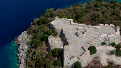 Fantastische-Kreisförmige-Luftaufnahme-Und-Eine-Kurze-Entfernung-über-Der-Burg-Von-Porto-Palermo-In-Albanien-Und-Visualisierung-Der-Wunderbaren-Landschaft-Und-Des-Intensiven-Blauen-Meeres