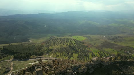 Luftvideo-Einer-Wunderschönen-Grünen-Landschaft,-Aufgenommen-In-Der-Provinz-Matera-In-Italien