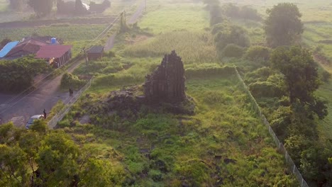 Heilige-Felsformation-Auf-Einem-Nebligen-Sonnenaufgang-In-Trimbakeshwar,-Nashik,-Indien