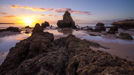 Portugal-Algarve-Amanecer-En-La-Playa-Con-Movimiento-Deslizante