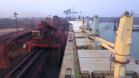 Frachtschiff-Und-Ladeausrüstung-Am-Kohleterminal-Des-Paradip-Hafens-In-Orissa,-Indien