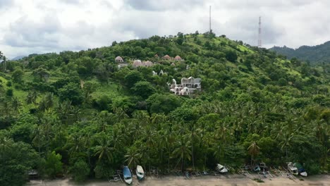 Tropischer-Inselstrand-Mit-Einzigartiger-Kuppelvilla-Auf-Berg-In-Lombok-Indonesien,-Antenne