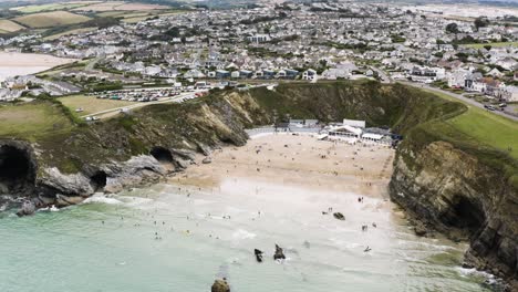 Aerial-View-Of-Beachgoers-At-Lusty-Glaze-Beach-In-Cornwall,-Newquay,-United-Kingdom