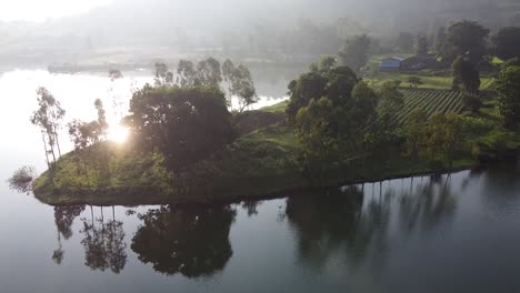 Exuberantes-Tierras-De-Cultivo-A-Orillas-Del-Lago-En-Un-Amanecer-En-Trimbakeshwar,-Nashik,-India