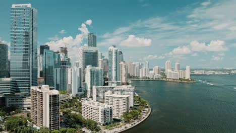 Drohnenvideo-Von-Miami-Downtown-Mit-Küste-Und-Wasser