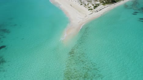 Drone-Shot-Vista-Superior-Alejándose-Arena-Blanca-Solitaria-Isla-Caribeña,-Cayo-De-Agua-Los-Roques