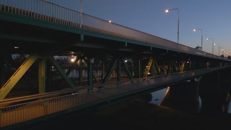 Un-Tranvía-Cruza-El-Río-Vistula-Sobre-El-Puente-Gdanski