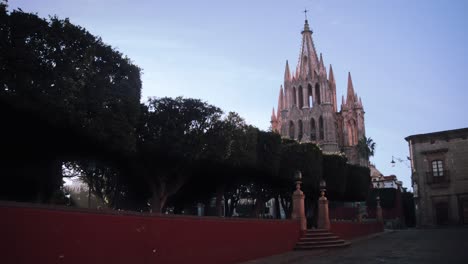 Parroquia-de-San-Miguel-ArcÃ¡ngel,-a-church-in-the-mexican-town-of-San-Miguel-De-Allende